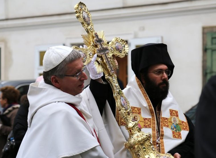 Heiligenkreuzer Kreuzreliquie besucht Wiener orthodoxe Kathedrale