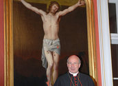 Kardinal Schönborn vor dem zerschnittenen Kreuz / kathbild.at FJ Rupprecht