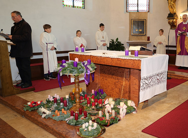 Zu Beginn der Hl. Messe wurden die Adventkränze gesegnet.