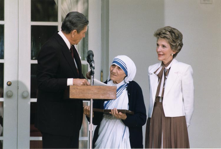 Mutter Teresa 1985 bei der Verleihung der Freiheitsmedaille durch Präsident Ronald Reagan