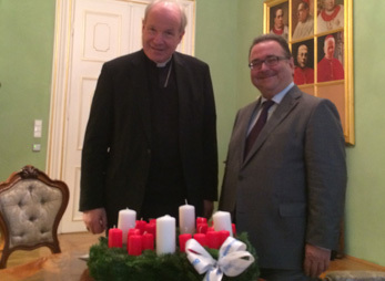 Diakonie-Direktor Michael Chalupka überbrachte Adventkranz an Kardinal Schönborn.