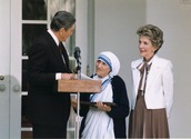 https://de.wikipedia.org/wiki/Mutter_Teresa#/media/File:President_Reagan_presents_Mother_Teresa_with_the_Medal_of_Freedom_1985.jpg / Gemeinfrei