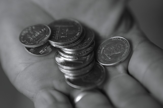Geldmünzen in einer offenen Hand.