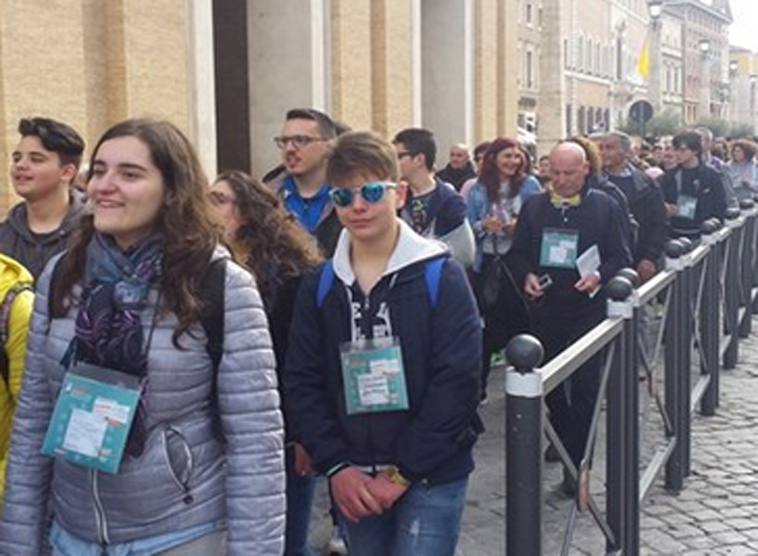Papst überrascht Jugendliche als Beichtvater auf dem Petersplatz
