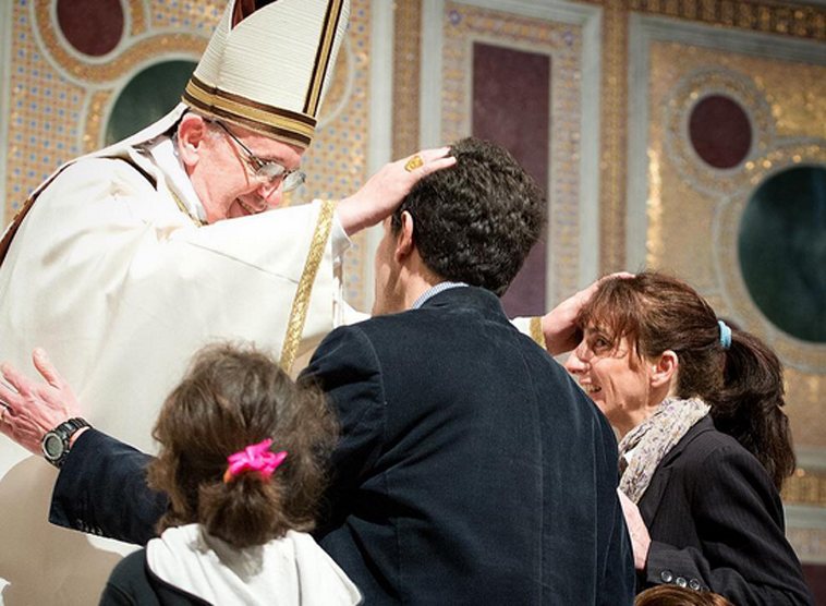 Papst kommentiert sein Familien-Schreiben in sozialen Netzwerken