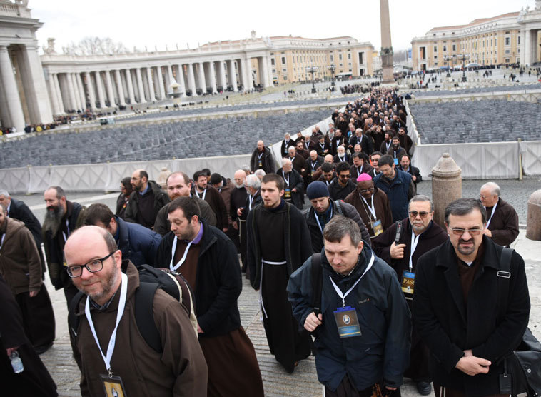 'Seid Männer des Friedens!', so Papst Franziskus bei der Begegnung mit 1.200 Mitgliedern des Kapuzinerordens.