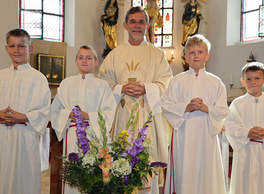 Bischofsvikar Josef Grünwidl feierte mit uns die Festmesse und segnete alle mitgebrachten Blumen und Kräuter