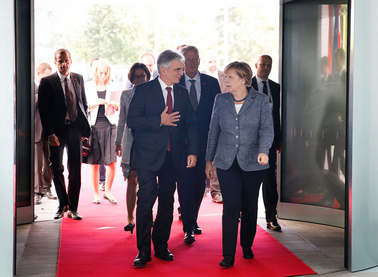 Am 15. September 2015 besuchte Bundeskanzler Werner Faymann (m.l.) gemeinsam mit Vizekanzler und Bundesminister Reinhold Mitterlehner (m.r.) und Innenministerin Johanna Mikl-Leitner (l.) die deutsche Bundeskanzlerin Angela Merkel (r.) zu einem Arbeit