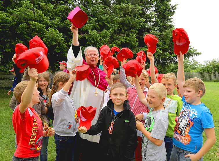 Bischofsvikar Rupert Stadler mit Schülerinnen und Schülern bei der Sternwallfahrt.