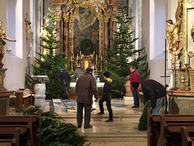 Christbäume aufstellen und Kirche schmücken
