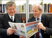 Chef vom Dienst Wolfgang Linhart und Chefredakteur Michael Prüller mit dem neuen Sonntag/EDW