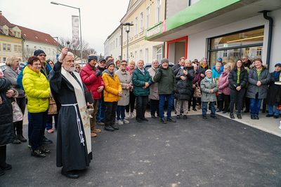 Eröffnungsfeier Nahversorger mit Segnung durch Pater Norbert