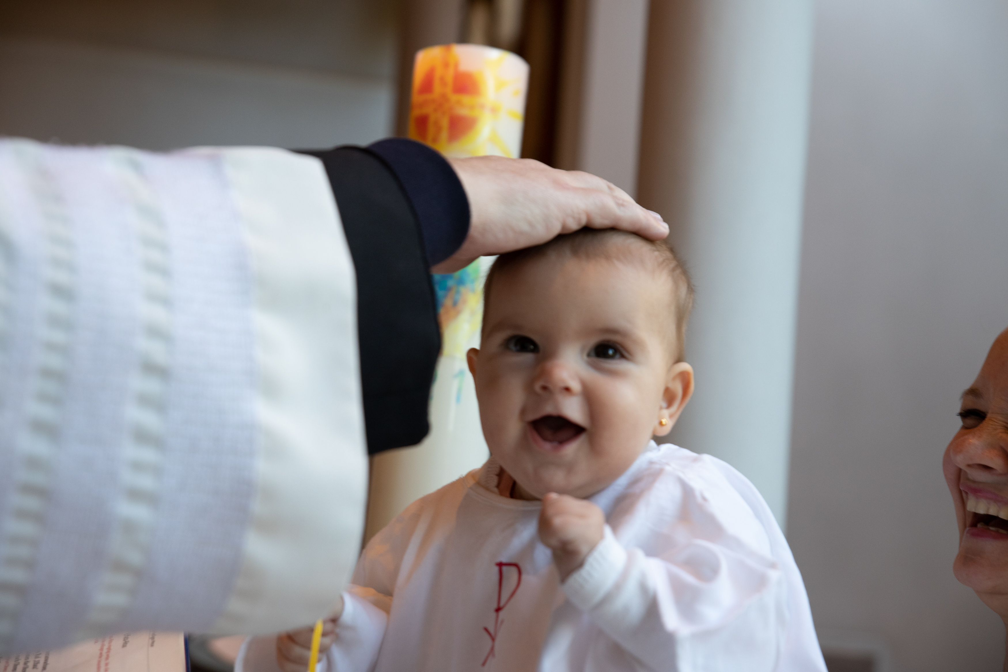 Baby bekommt die Hand aufgelegt