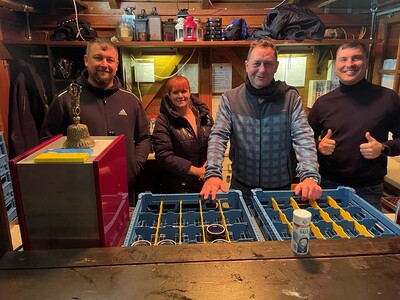 Antonina, Roman, Vitaly und Andreas beim Spendensammeln am Lions-Punschstand