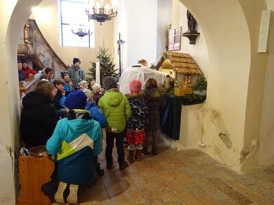 Krippenandacht in der Kirche in Ameis