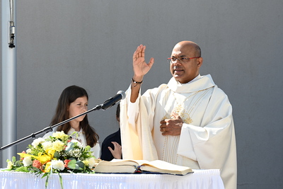 Pater Nicholas feierte Gottesdienst und segnete das neue Einsatzfahrzeug