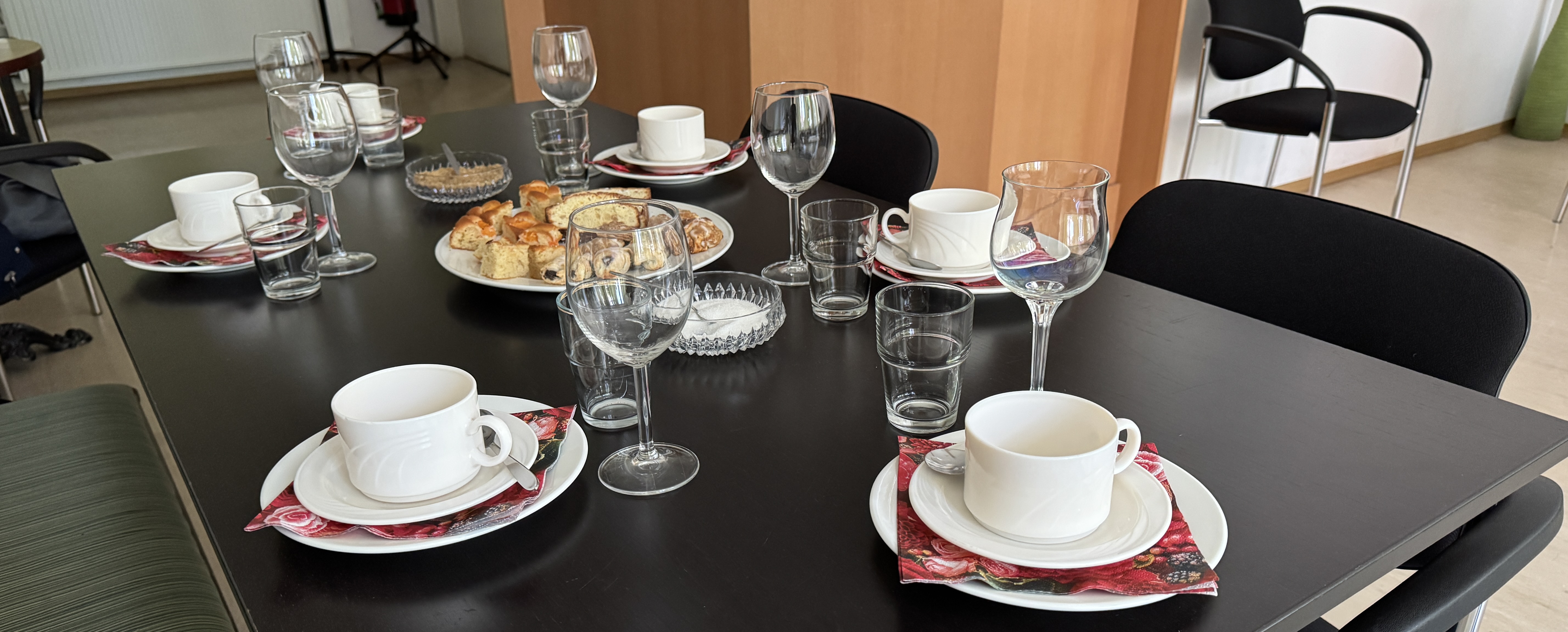 gedeckter Tisch f. Geburtstagsmesse