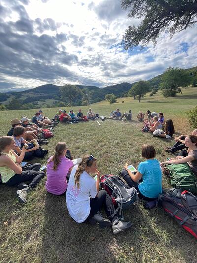 Jugendliche sitzen im Kreis