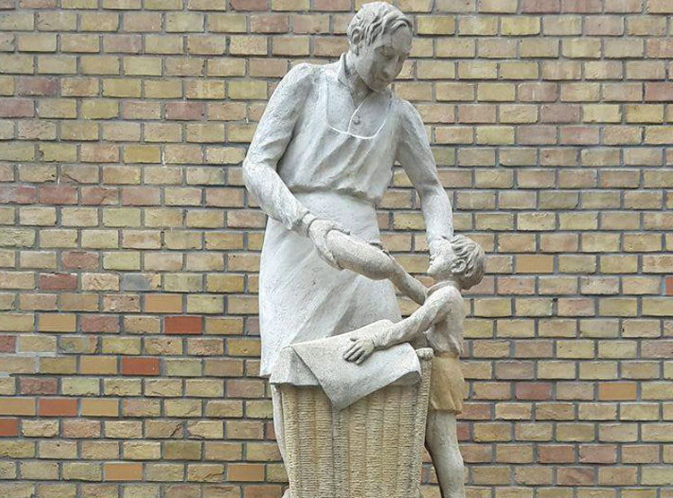 Vor der Marien Kirche in Wien Hernals