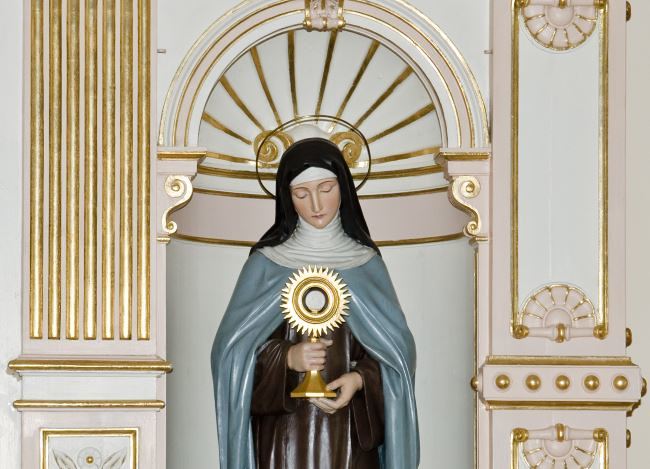 Statue der heiligen Klara von Assisi 