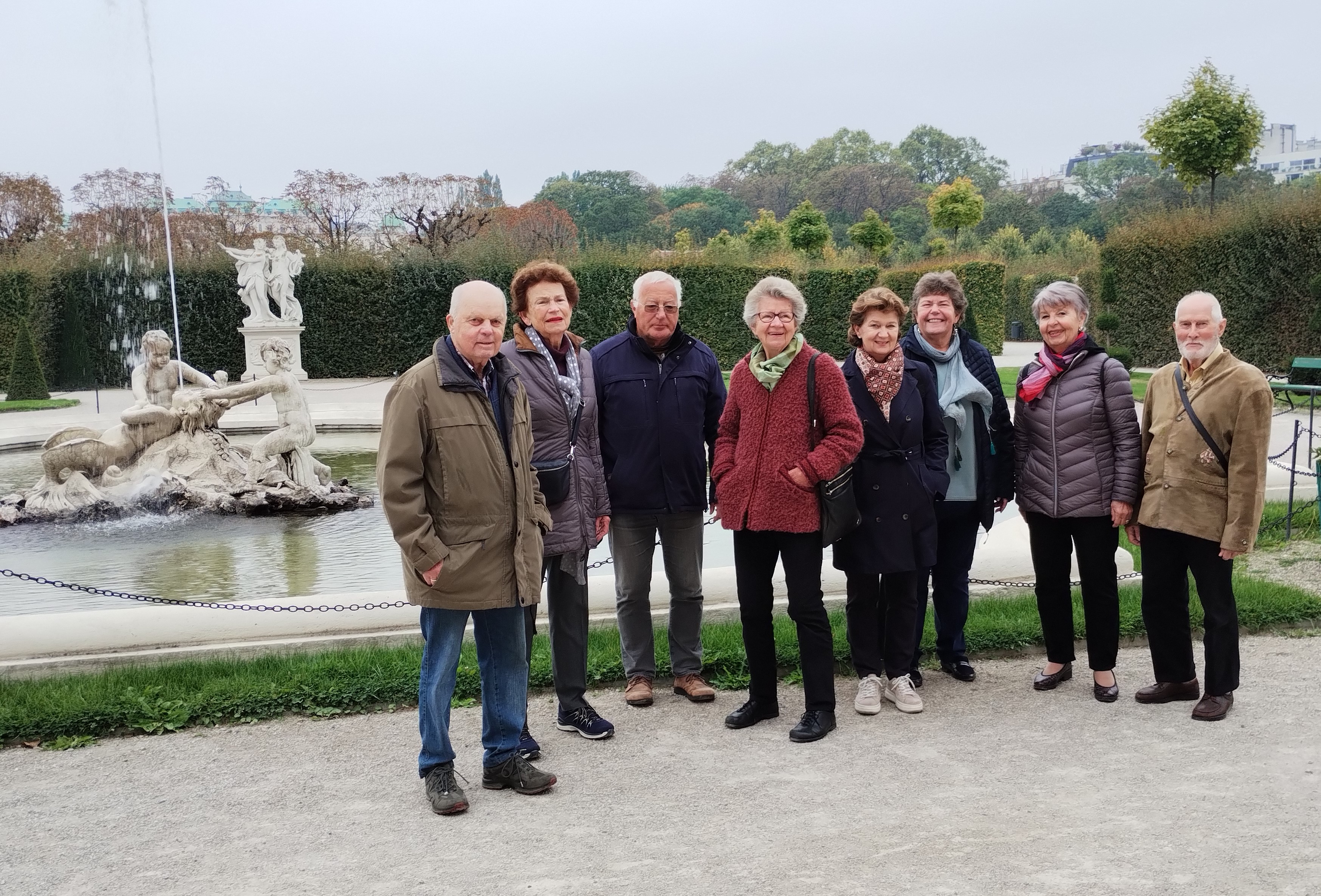 Senioren vor einem Brunnen
