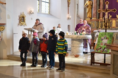 Die heurigen Erstkommunionkinder stellen sich vor.