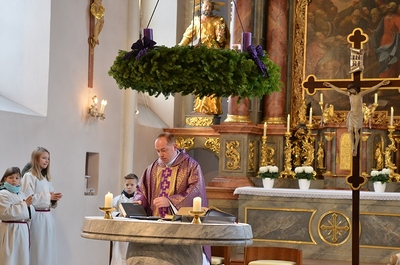Pater Liviu segnet den Adventkranz der Pfarrkirche