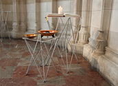 Hoher Tisch (50x50), APG-Bibel, Kerze mit Glasteller, Niedriger Tisch (50x50), Weihrauchschale Keramik (groß und klein)