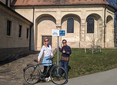Pfr Peter Paskalis und Pass Andrea Lentner,  der Bike+Pray - Park+Pray bei der Kirche von Deutsch-Wagram wird errichtet ...