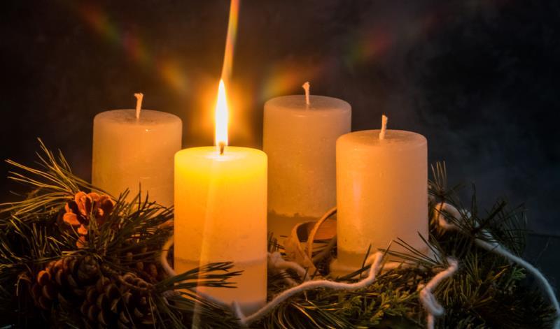 Die erste Kerze am Adventkranz brennt.