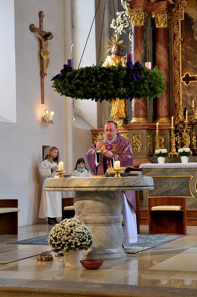 Pater Liviu segnet den Adventkranz der Pfarrkirche