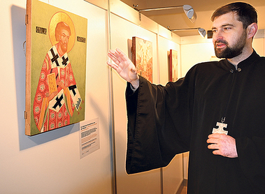 Pfarrer Andrii Kityk zeigt die Ikonenausstellung 