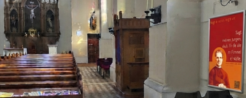 Plakate im Kirchenraum