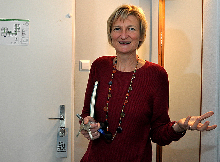 Gabriela Sonnleitner führt durch die Zimmer