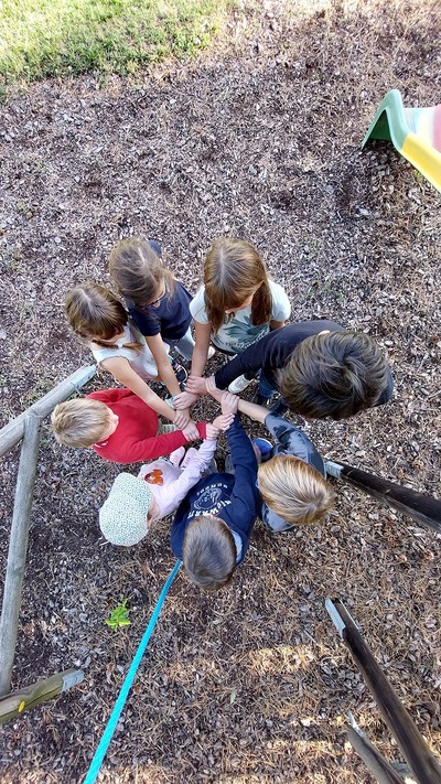 Kinder bilden Kreis mit ihren Händen