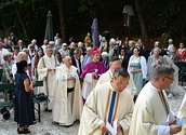 Wallfahrtsmesse bei der Lourdesgrotte im Wienerwald mit Erzbischof Josef Grünwidl.