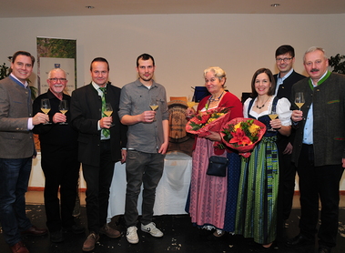 Landtagsabgeordneter Christoph Kaufmann, Pater Christian Blauensteiner, Vizepräsident des NÖ Weinbauverbands Leopold Blauensteiner, Weinspender Arnold Holzer, Gitti Andre, Moderatorin Franziska Waltner, Weinbauvereinsobmann Josef Bauer, Bürgermeister