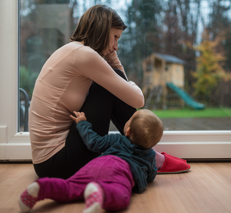 Junge Mutter mit Kleinkind