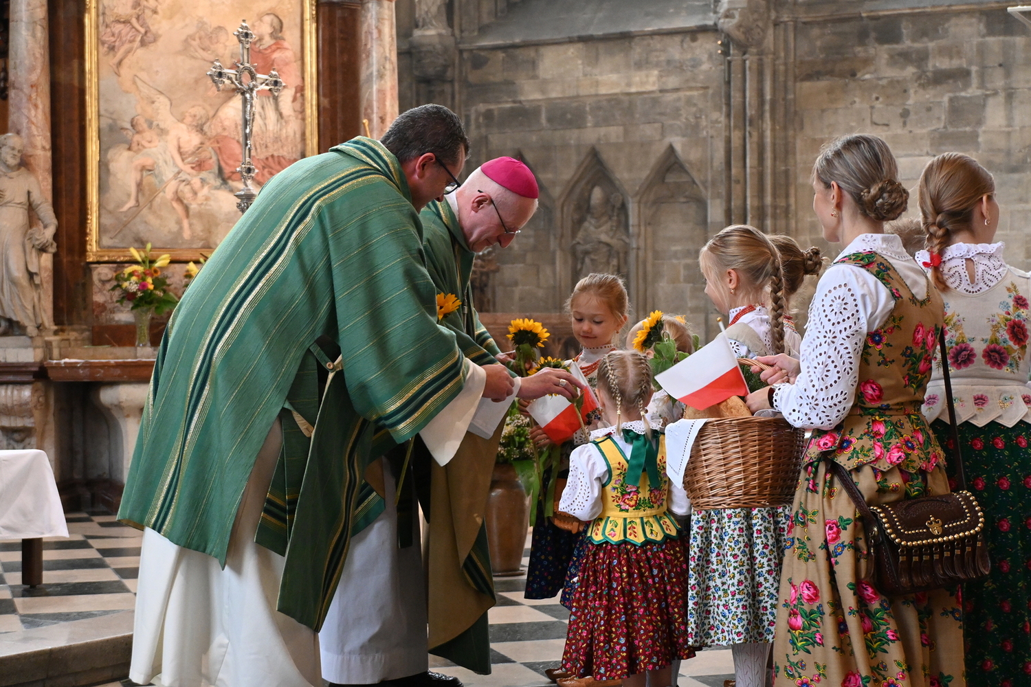 Sonntag der Völker: Scharl ruft Kirche zu mehr 'Willkommenskultur' auf