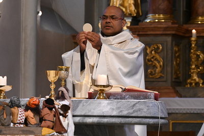 Eglifiguren zeigen das Letzte Abendmahl
