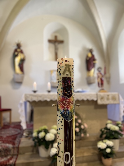 Osterkerze und Altar Pfarrkirche Weigelsdorf
