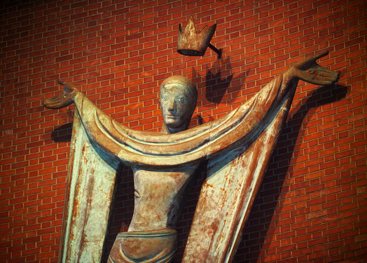 Christkönig-Statue im Altarraum