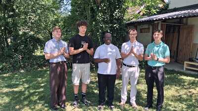 Kaplan Rodgers mit den Ministranten im Pfarrgarten