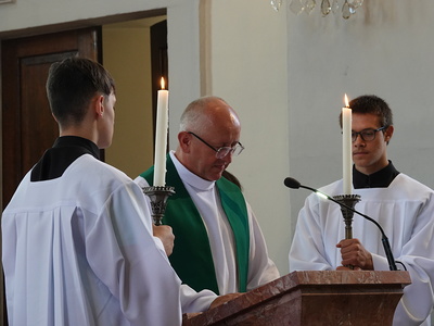             Pfarrer Pawel verkündet das Evangelium                   