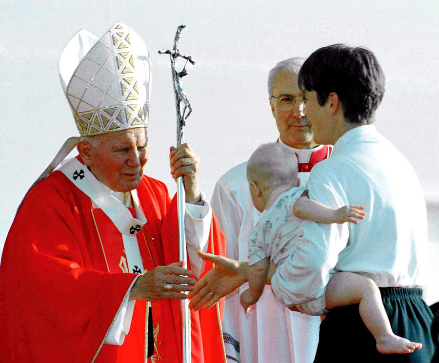 Papst in St P?lten, 20.6.98, Papst, Frau mit KindPapstmesse St. P?lten, 20.1.985458 / 34? Franz Josef Rupprecht; A-7123 M?nchhof; Bank: Raiffeisenkasse M?nchhof (BLZ: 33054), Kto.-Nr.: 17608 