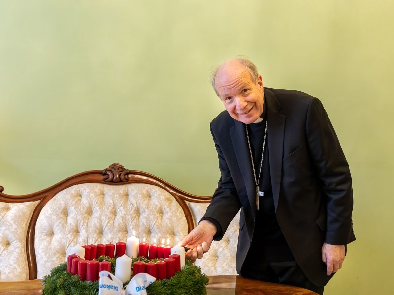 Diakonie-'Adventkranz der Hoffnung' für Kardinal Schönborn