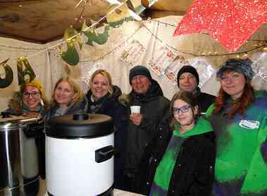 Die Pfarre Unterwaltersdorf am Halleluja Stand beim Adventzauber