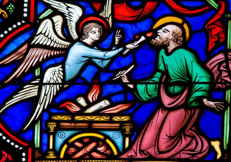 Glasfenster mit einer Darstellung des Prophten Jesajas in der Kathedrale von Brüssel.