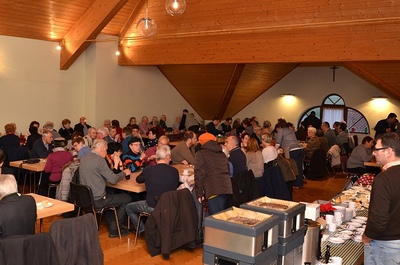 Pfarrkaffee im Gemeindesaal