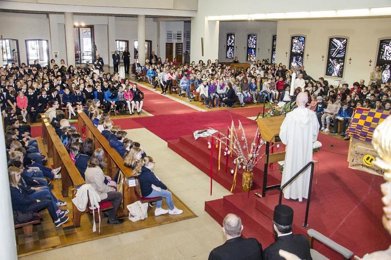  Die Schülerinnen und Schüler der vierten und fünften Schulstufe versammeln sich zu einer Segensfeier mit allen Religionslehrerinnen und Religionslehrern und den Priestern der christlichen Religionen.